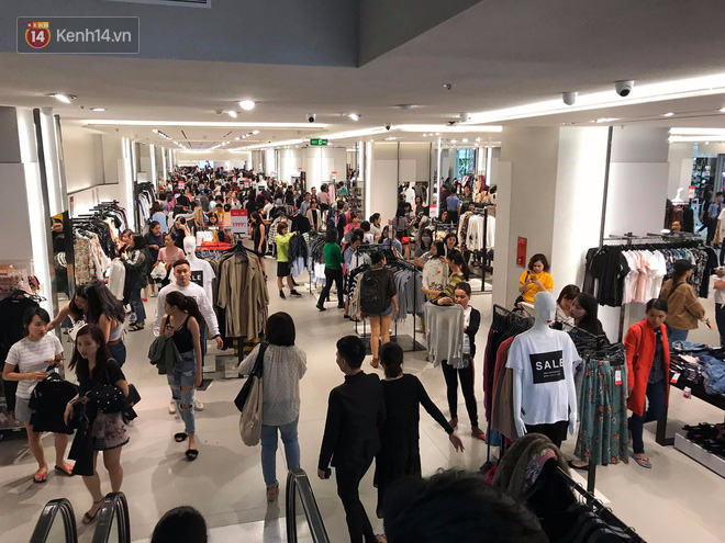 Zara Sài Gòn và Hà Nội đông nghịt, dân tình xếp hàng dài ngay ngày đầu tiên giảm giá